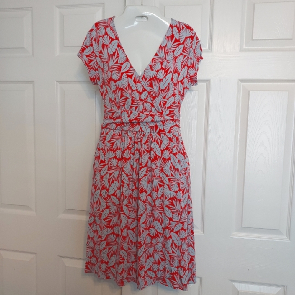 Boden knee length v neck dress with pockets Red with blue leafy pattern size 4P